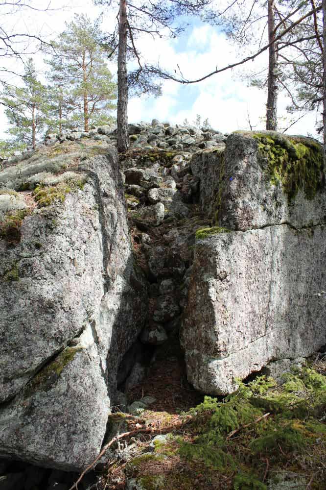 Röykkiön alapuolella kalliohalkeama, jossa röykkiön kiviä. Kuvaussuunta NW. Turun museokeskus. CC BY 4.0. Tanja Rati 19.5.2020