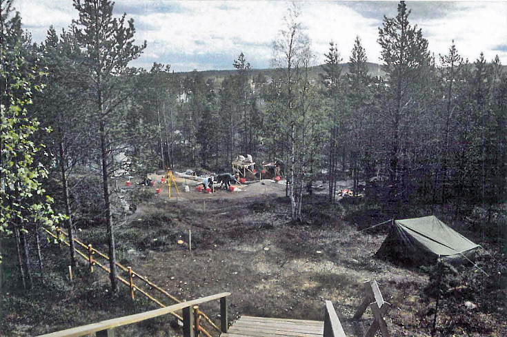 Kuva: Yleiskuva. Kaivausaluetta kuvattuna Vuopajaan johtavilta portailta . Luoteesta. Sirkka-Liisa Seppälä 18.7.1994
