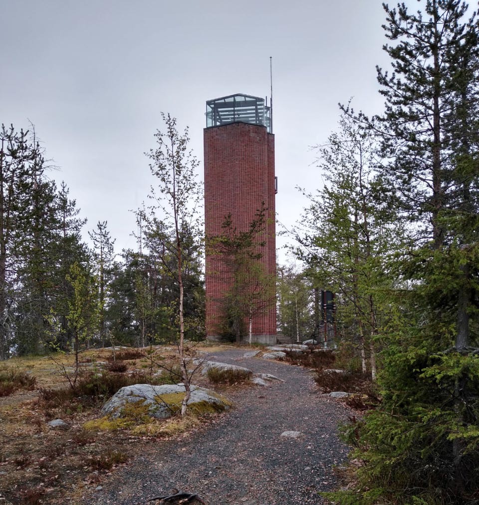 Kuva: Aavasaksan näköalatorni, jonka alla Struven ketjun piste sijaitsee. Tornionlaakson museo CC BY 4.0 Teija Ylimartimo 20.5.2019