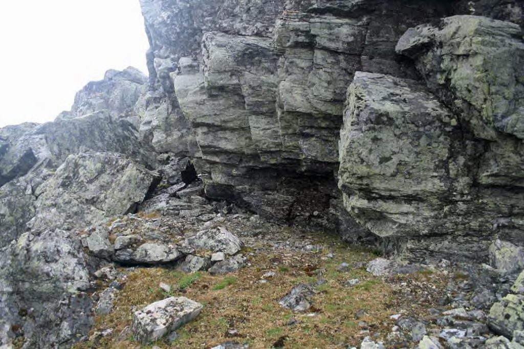 Kuva: Raaka-aineen hankintapaikka. Kalliosuoja siirtolohkareen  itäsivulla, kooltaan noin 2 m x 3 m, korkeus noin metri. Kuvattu koillisesta. Sami Viljanmaa 2012
