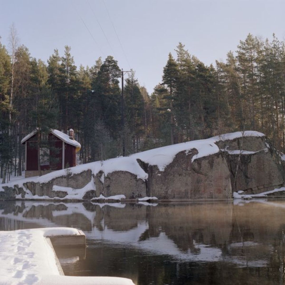 Kuva: Valkealan Verlan kalliomaalaus, näkymä kohti maalauskalliota, yleiskuva. Ismo Luukkonen 2004