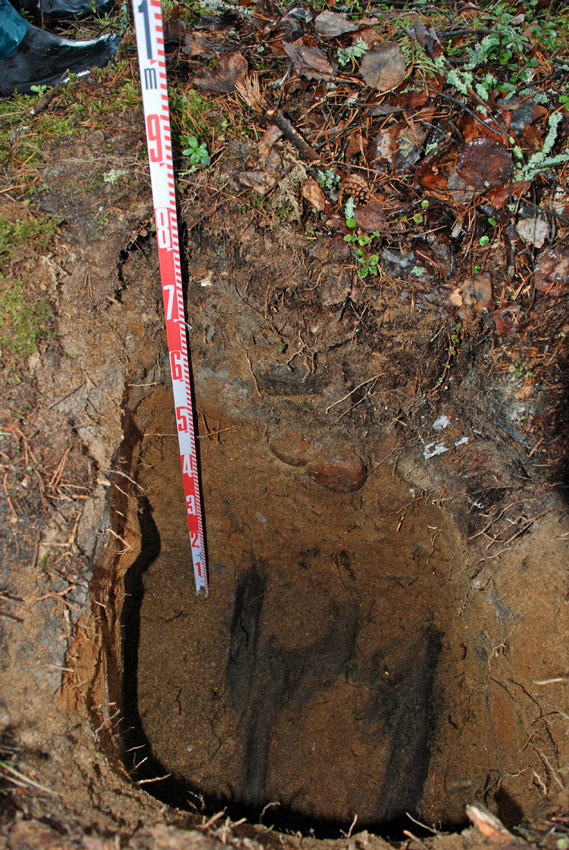 Kuva: Koekuoppa painanteessa 1. noin 80 cm syvyydeltä tuli esiin merkkejä hautauksesta. Juha Ruohonen 18.5.2011