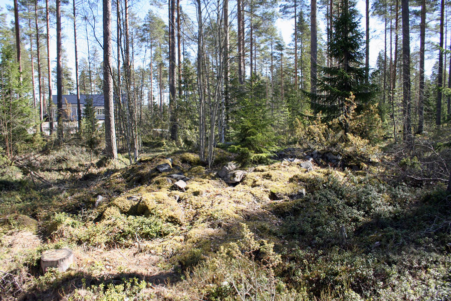 Kuva: Kiviröykkiö, mahdollisesti varvasmyllyn perustus, kuvattu suuntaan länsi.  CC BY 4.0. Janne Rantanen 21.4.2020