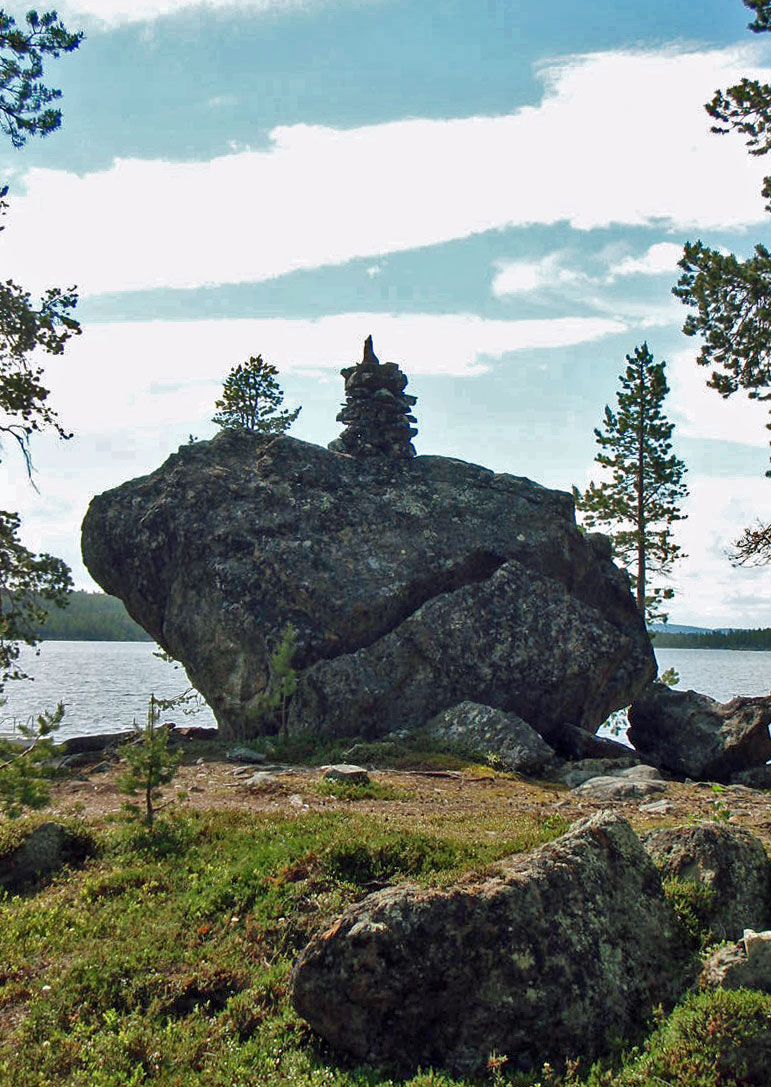 Kuva: Inari Täyssinän rauhan rajakivi etelään.
Saamelaismuseo Siida CC BY 4.0 Eija Ojanlatva 1.7.2008