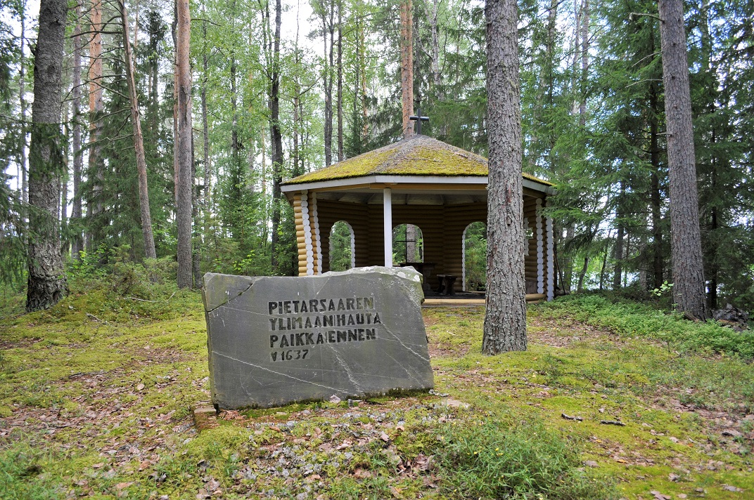 Kuva: Hautapaikan muistomerkki ja rukouskatos Ruumissaaren koillispäässä. Janne Rantanen (Seinäjoen museot) 8.8.2022